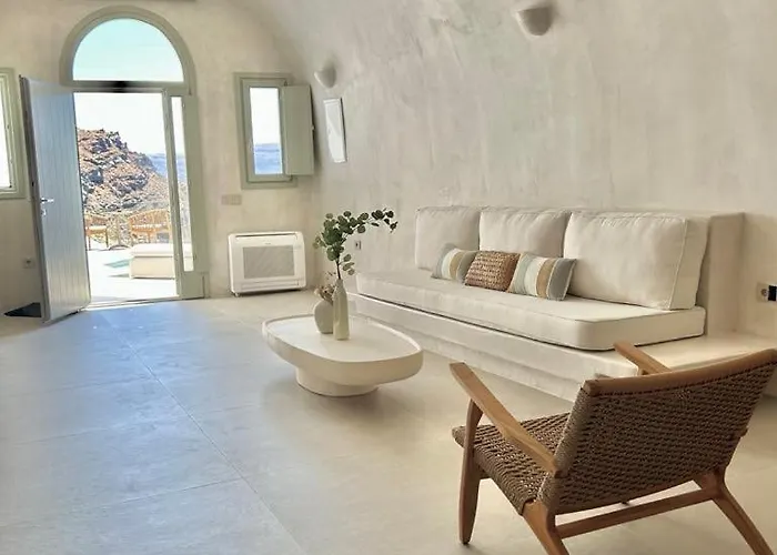 Thea Cave - Heated Infinity Pool